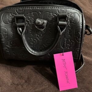 Betsey Johnson Skull Embossed Medium Barrel Bag Black XOJean